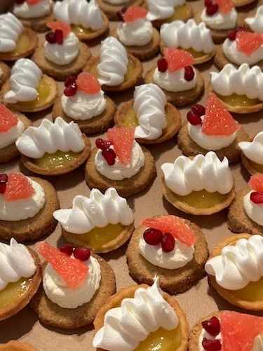Petites tartelettes légères en feuilles de brick, ricotta et raisins rôtis.