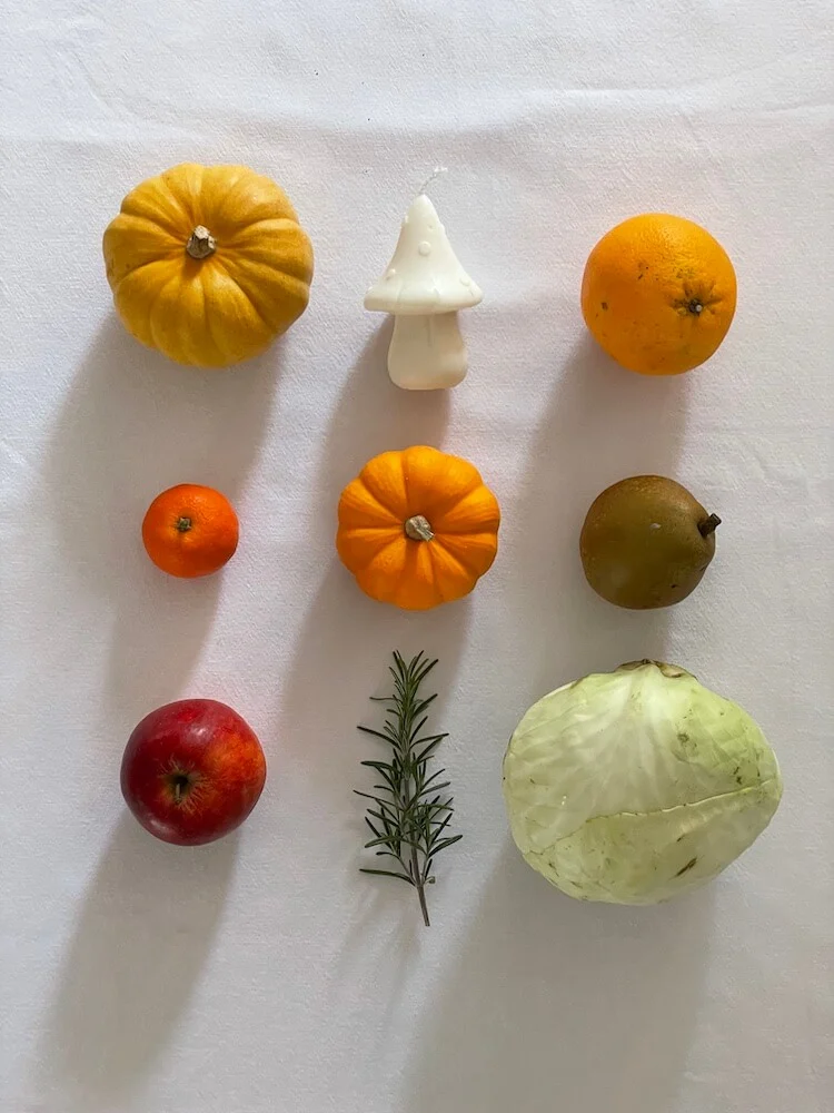 Une composition de fruits et légumes.
