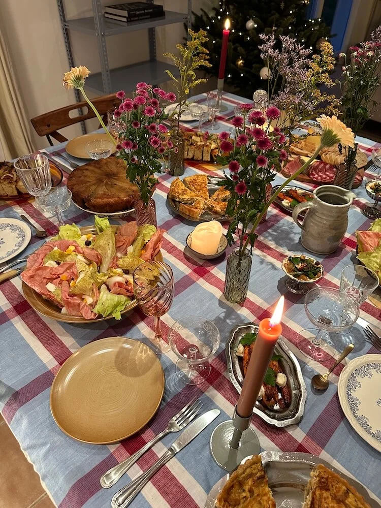 Une table dressée avec un buffet traiteur par Guinguette Traiteur.