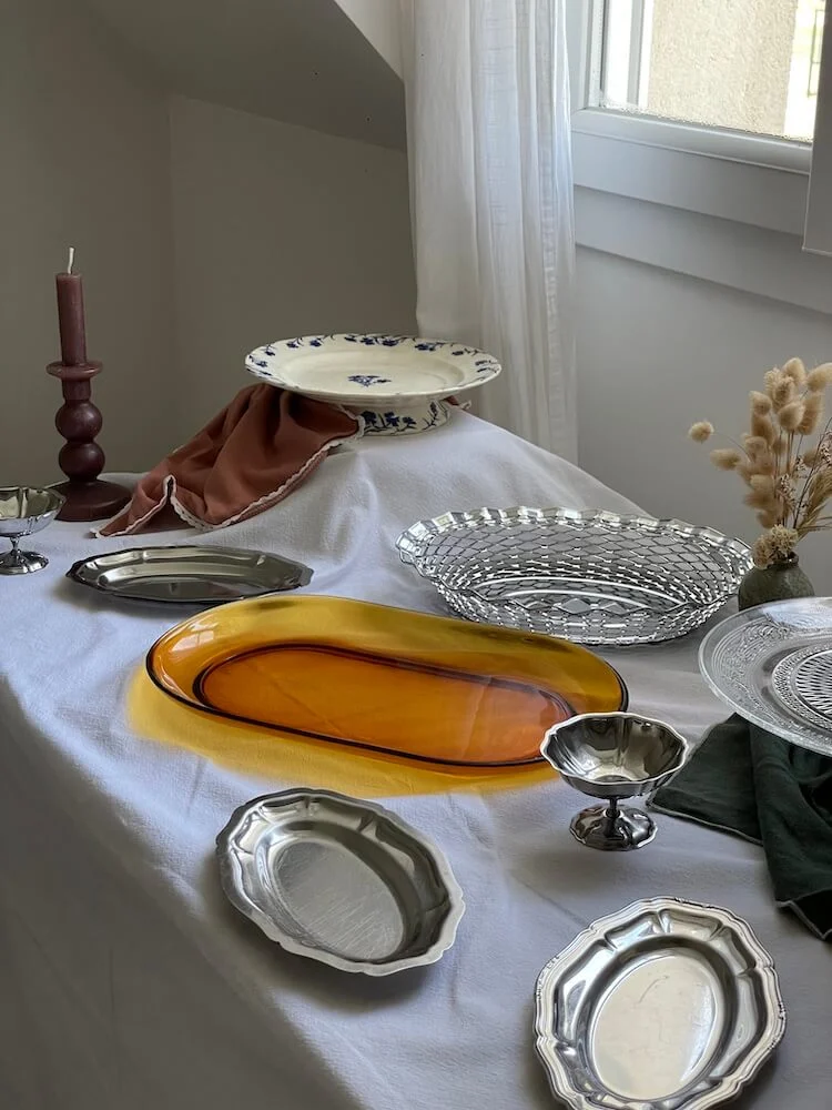 La vaisselle chinée pour dresser le buffet traiteur.